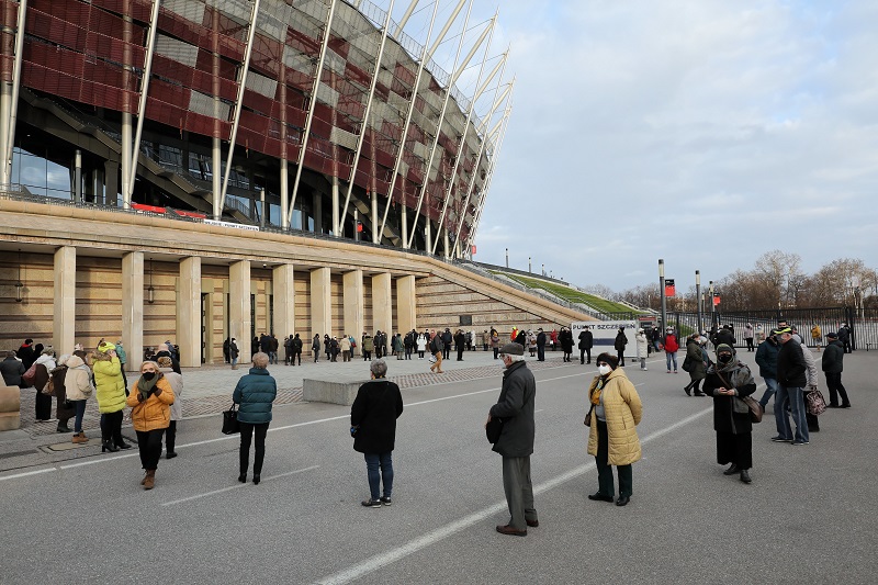 Kolejka do punktu szczepień przeciwko COVID-19 w szpitalu tymczasowym na Stadionie Narodowym w Warszawie