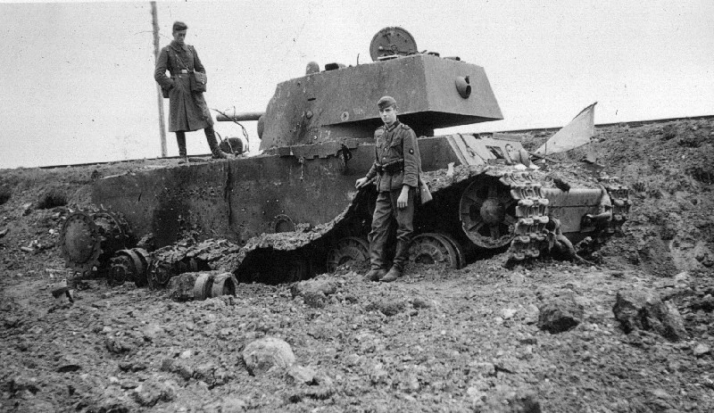 Niemieccy żołnierze ze zniszczonym radzieckim czołgiem KW-1 w Kownie w czasie operacji "Barbarossa"