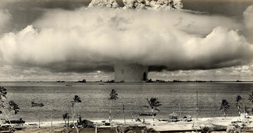 Operacja Crossroads. Wybuch bomby atomowej Baker, 25 lipca 1946