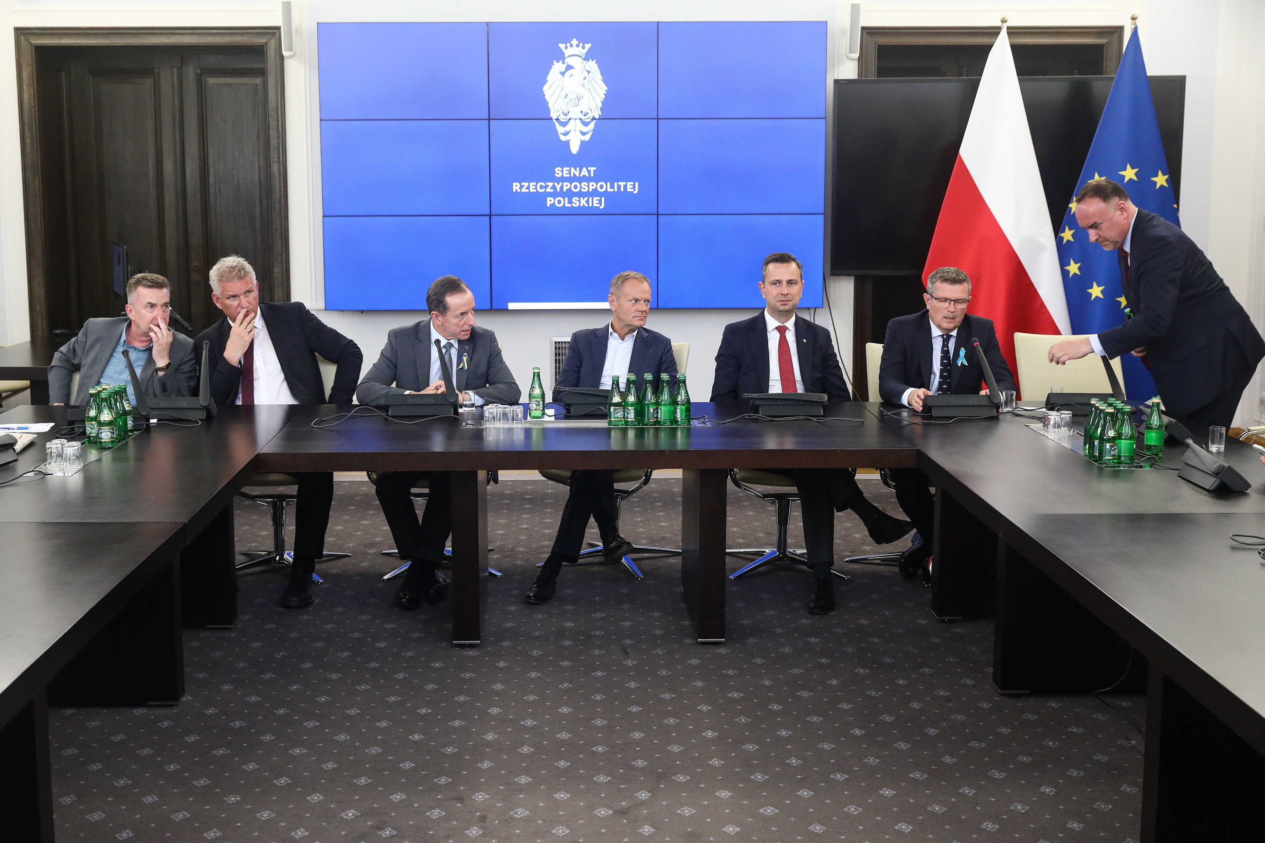 Szef PO Donald Tusk (C), senator KO Marcin Bosacki (2P), I wiceszef Polski 2050 Michał Kobosko (P), marszałek Senatu Tomasz Grodzki (3L), senator Lewicy Wojciech Konieczny (2L) i prezes PSL Władysław Kosiniak-Kamysz w Senacie.