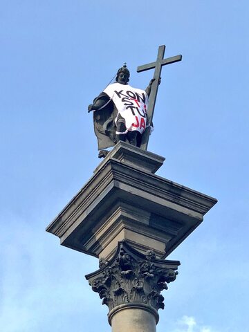 Opozycja "ubrała" pomnik króla Zygmunta III Wazy w koszulkę z napisem "Konstytucja"