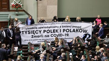Opozycja w Sejmie wyciągnęła transparent informujący o śmierci ponad 100 tys. osób na COVID-19