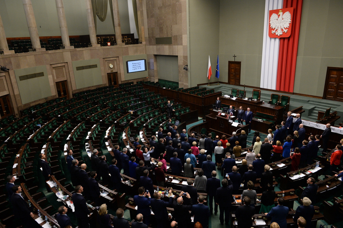 Posłowie opozycji tuż przed zakończeniem blokady mównicy