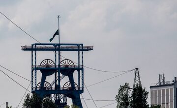 Opuszczona do połowy górnicza flaga na wieży wyciągowej kopalni Borynia-Zofiówka-Jastrzębie,
