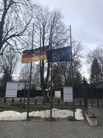 Opuszczone flagi przed Ambasadą Niemiec