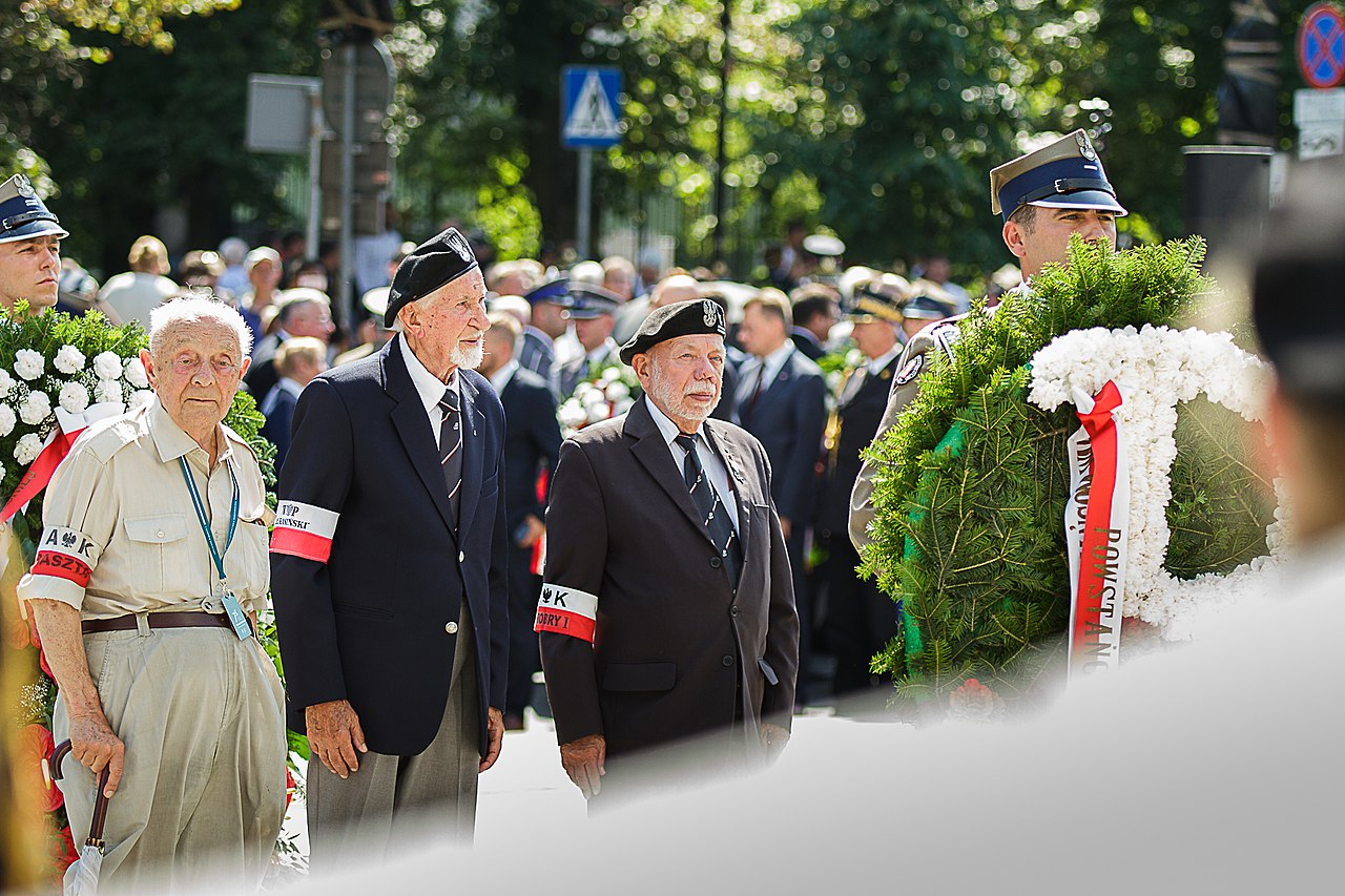 Eugeniusz Tyrajski, Leszek Żukowski i Zbigniew Galperyn przy Pomniku Armii Krajowej i Polskiego Państwa Podziemnego w Warszawie podczas obchodów 73. rocznicy powstania warszawskiego (2017)