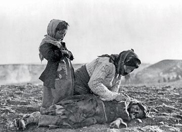 Ormiańska kobieta opłakuje zabite dziecko.