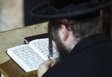 Ortodoksyjny Żyd pod Ścianą Płaczu w Jerozolimie