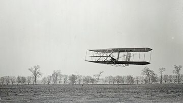 Orville Wright testuje jeden z pierwszych samolotów swojej i swojego brata konstrukcji, 1904 rok