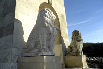 Oryginalne przedwojenne lwy przy Pomniku Chwały na Cmentarzu Orląt Lwowskich we Lwowie.