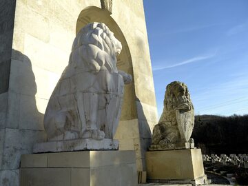 Oryginalne przedwojenne lwy przy Pomniku Chwały na Cmentarzu Orląt Lwowskich we Lwowie.