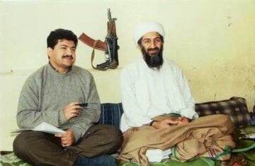 Osama bin Laden (po prawo) w towarzystwie pakistańskiego dziennikarza