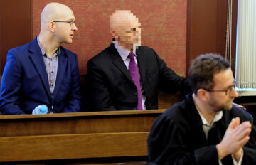 Oskarżony Bruce R. (C) oraz adwokat Grzegorz Słyszek (P) na sali sądowej