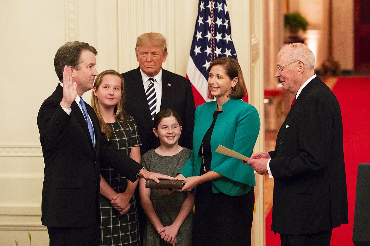 Brett Kavanaugh podczas zaprzysiężenia na sędziego Sądu Najwyższego USA