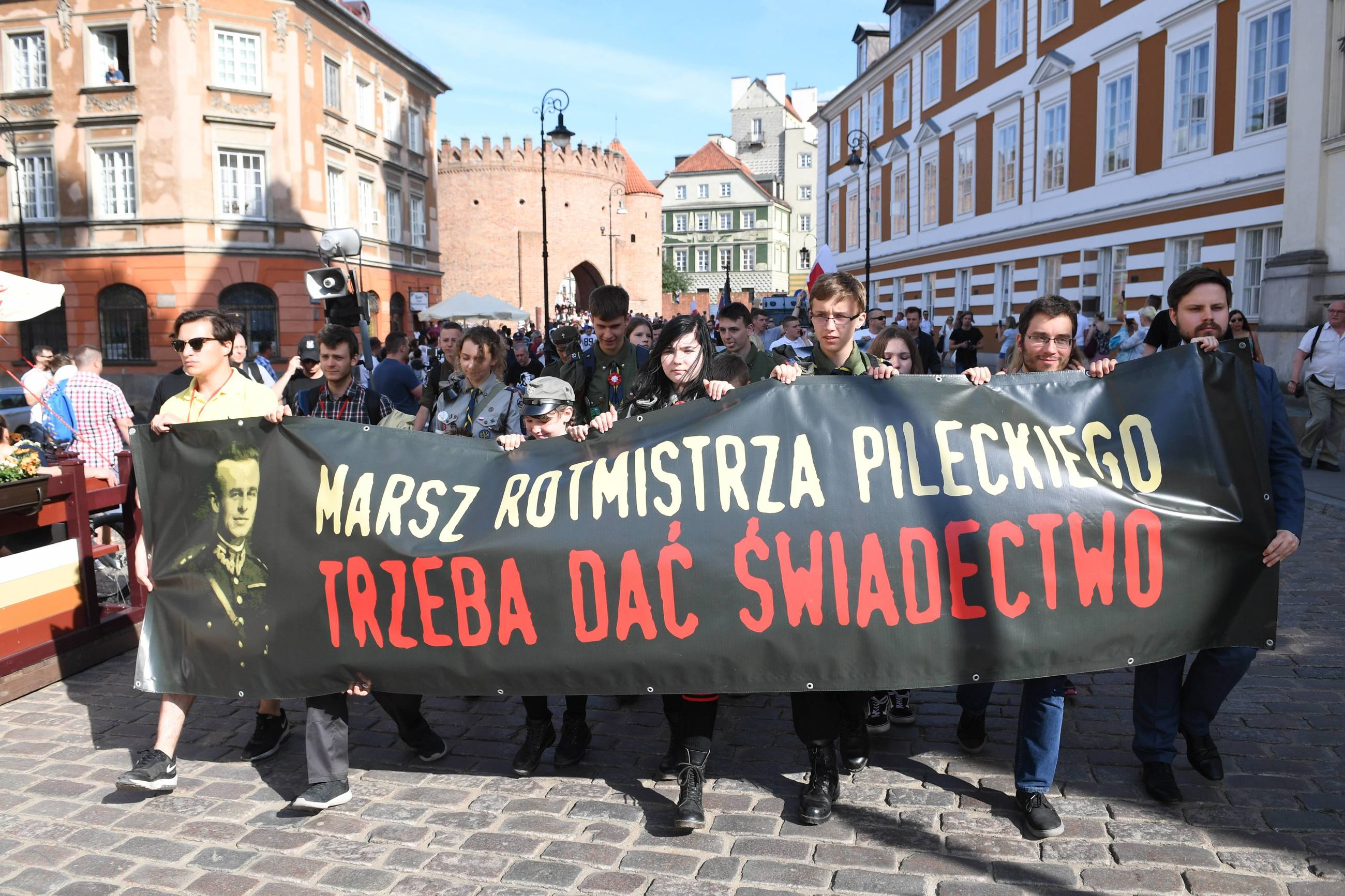 Uczestnicy marszu na cześć Rotmistrza Witolda Pileckiego, który wyruszył po mszy świętej w Archikatedrze św. Jana w Warszawie