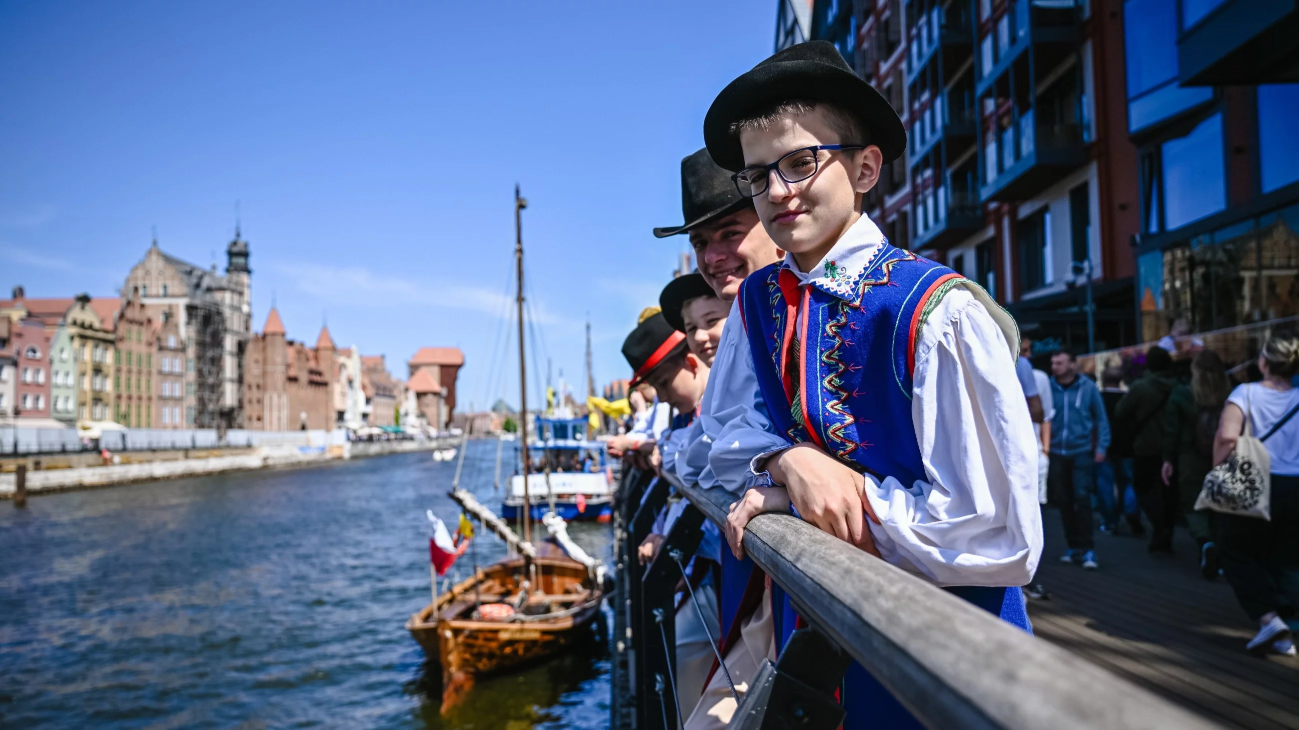 Przemarsz korowodu do Dworu Artusa w ramach uroczystych obchodów 2. Gdańskich Dni Kaszubskich