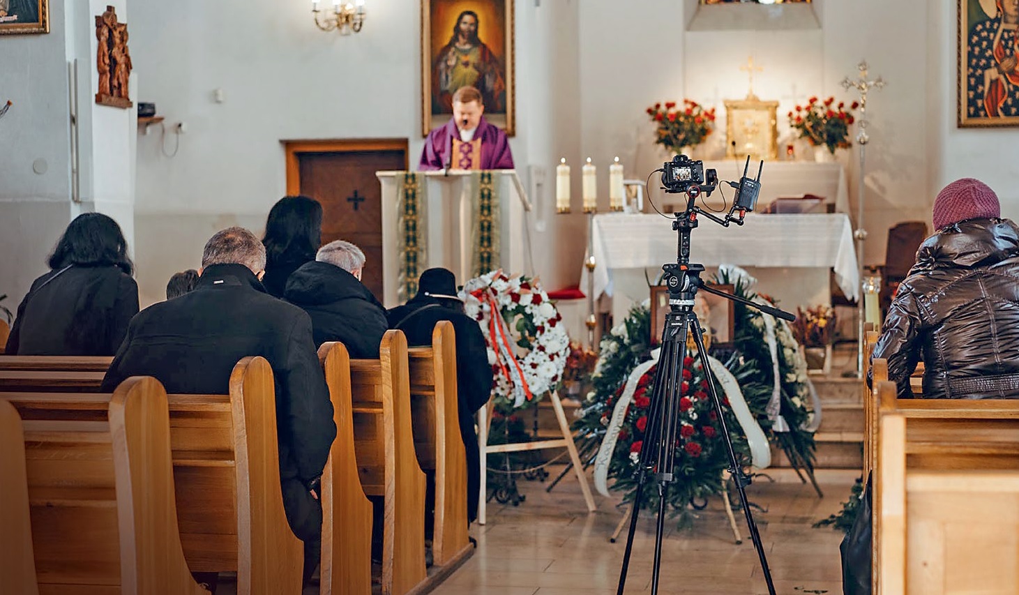 O ile msze on-line już nikogo nie dziwią, o tyle transmisje z ceremonii pogrzebowych wywołują jeszcze konsternację