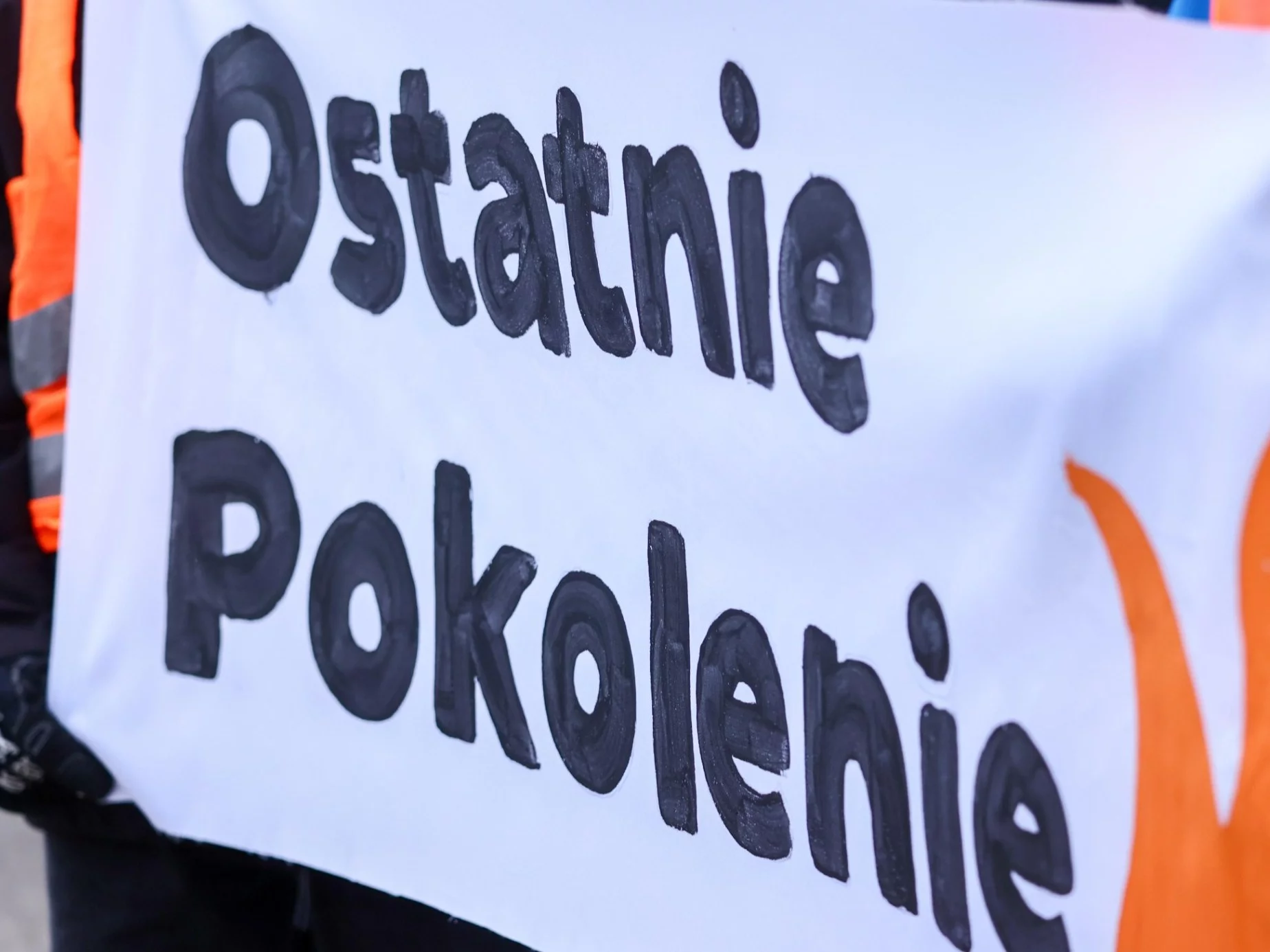 Baner organizacji klimatystycznej "Ostatnie Pokolenie"