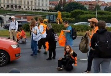 "Ostatnie Pokolenie" blokuje Wisłostradę w Warszawie