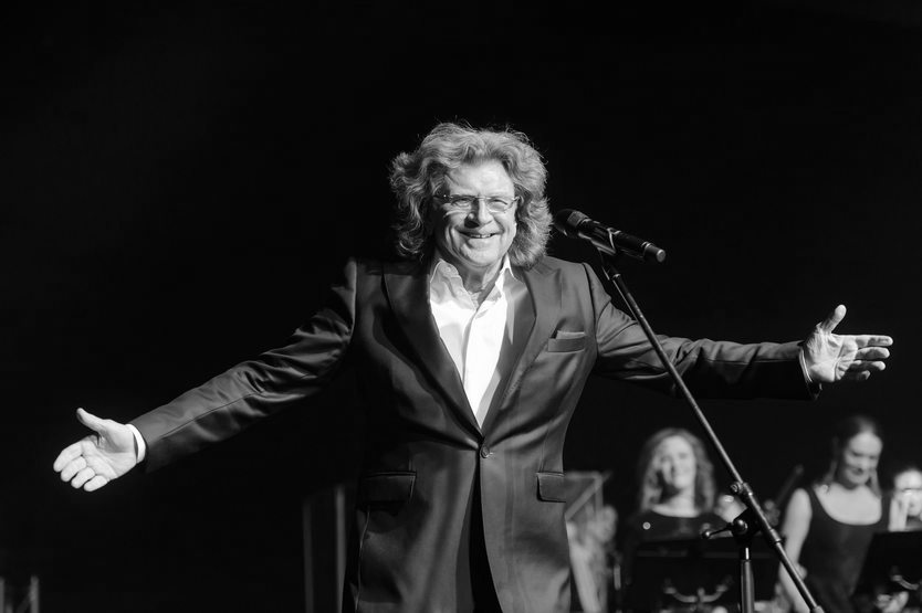 Zbigniew Wodecki – polski piosenkarz, kompozytor i multiinstrumentalista. Znany między innymi z takich przebojów jak „Zacznij od Bacha”, „Chałupy welcome to” czy „Pszczółka maja”. Zmarł 22 maja 2017 r.