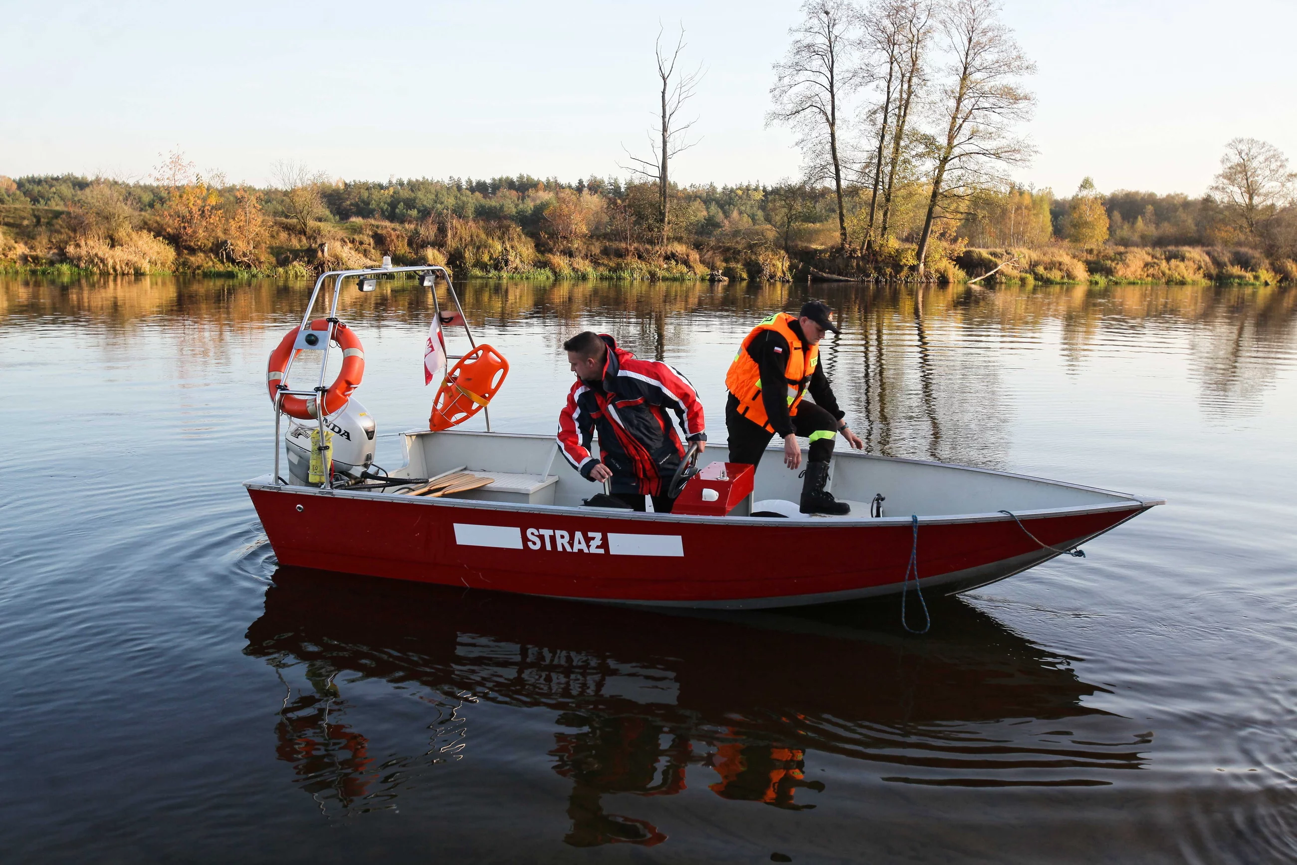 Akcja oczyszczania rzeki po wycieku oleju z elektrowni w Ostrołęce