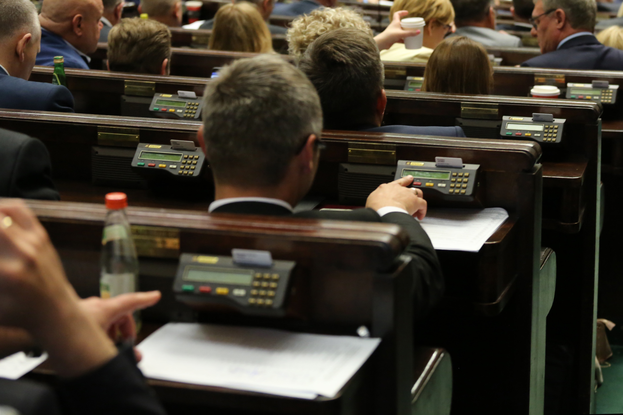 Posłowie podczas głosowania