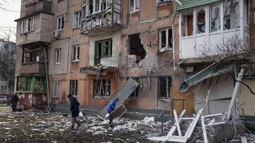 Ostrzelany blok mieszkalny w Mariupolu