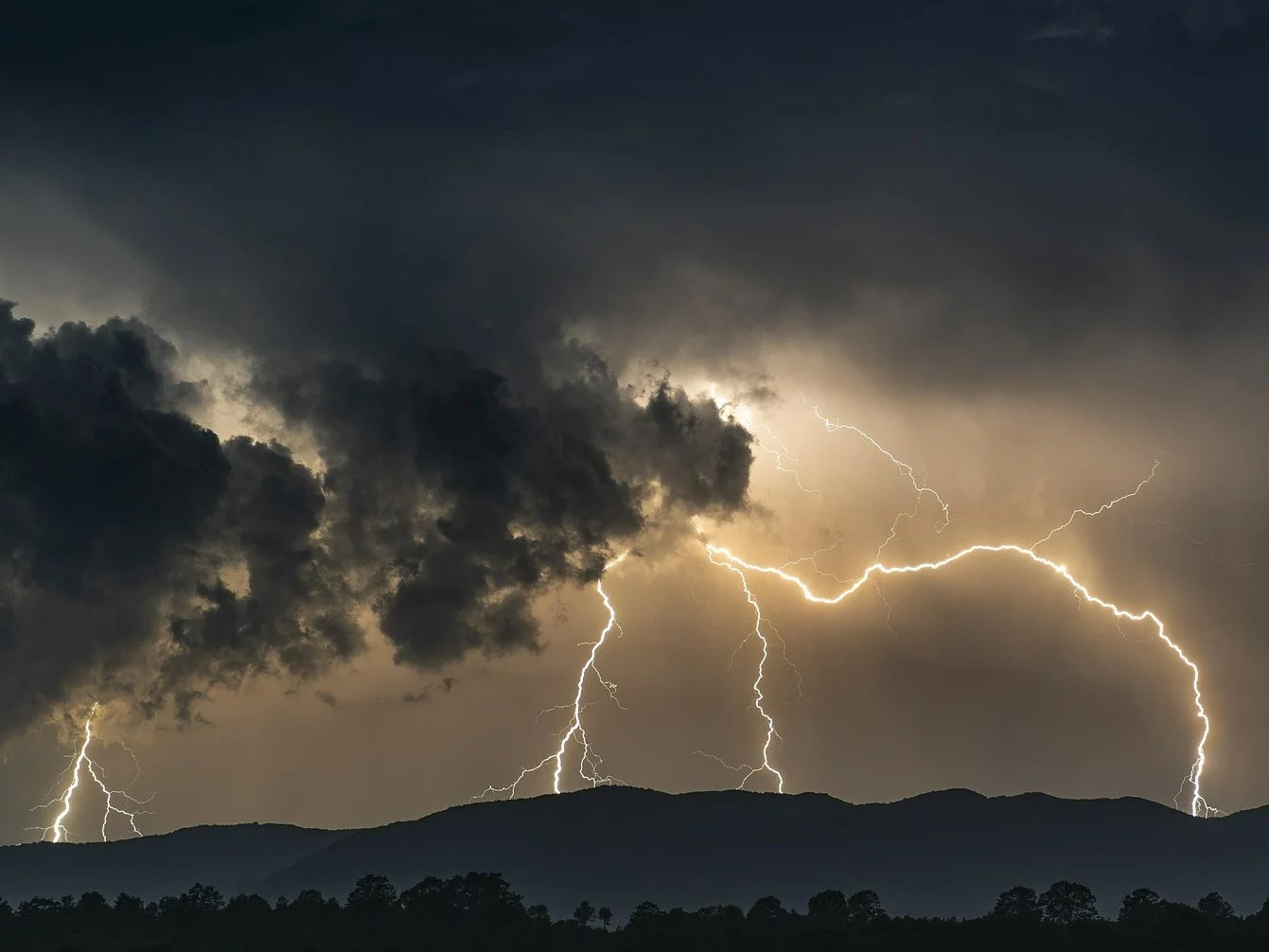 Ostrzeżenia IMGW przed burzami w całej Polsce. Wydano alert RCB