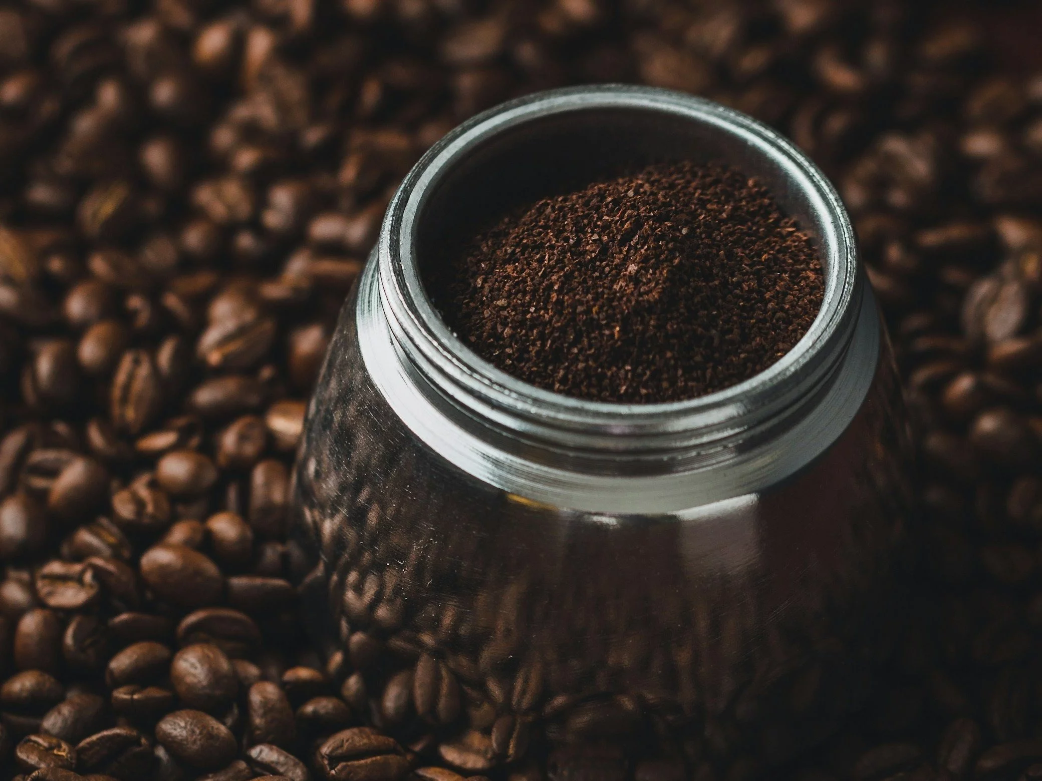 Oszuści sprzedają podrabianą kawę. Sprawdź, aby nie dać się oszukać