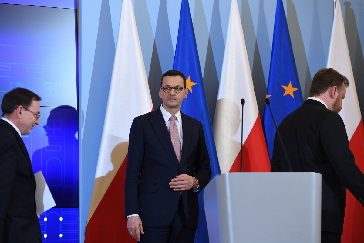 Premier RP Mateusz Morawiecki (C), minister spraw wewnętrznych i administracji Mariusz Kamiński (L) oraz minister zdrowia Łukasz Szumowski (P)