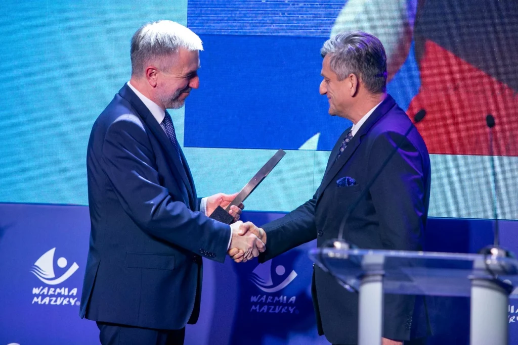 Na najwyższym podium dla najlepszego samorządu wśród gmin wiejsko-miejskich znalazły się Poddębice z województwa łódzkiego. Nagrodę wręczył marszałek województwa wielkopolskiego Marek Woźniak (z lewej), a odebrał burmistrz Piotr Sęczkowski (z prawej)