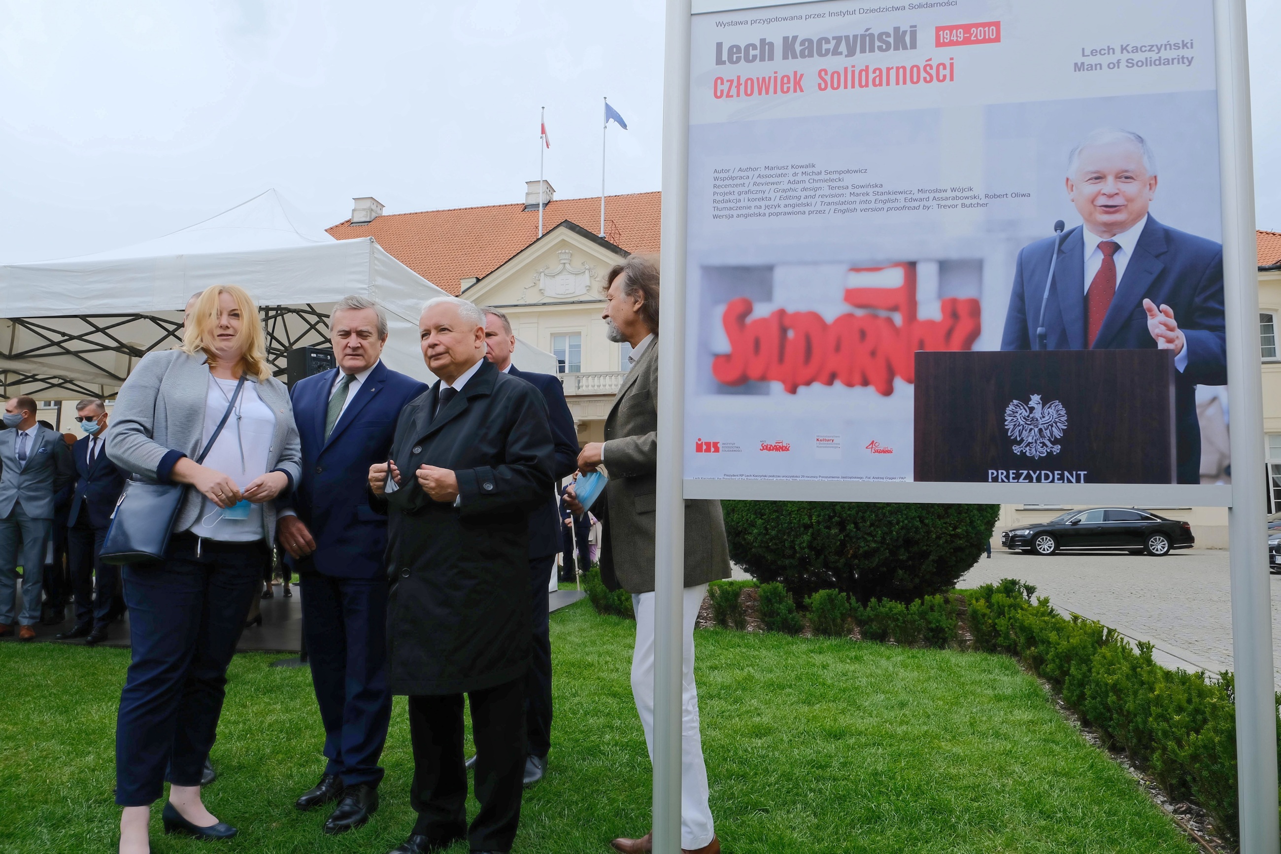 Prezes PiS Jarosław Kaczyński, wiceprezes Rady Ministrów, minister kultury i dziedzictwa narodowego Piotr Gliński i kuzyn Jarosława Kaczyńskiego Jan Maria Tomaszewski podczas otwarcia wystawy plenerowej „Lech Kaczyński. Człowiek Solidarności