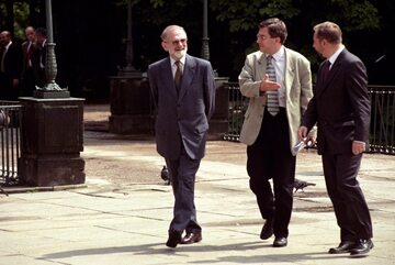 Ówczesny minister spraw zagranicznych Bronisław Geremek (L) i minister ds. europejskich w rządzie Ryszard Czarnecki (2L) w drodze do Pałacu na Wodzie (27.07.2000 r.)
