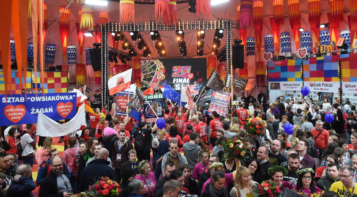 Studio TVN przed warszawskim Pałacem Kultury i Nauki, podczas 25. Finału WOŚP