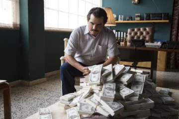 Pablo Escobar (w tej roli Wagner Moura) - kadr z serialu "Narcos"