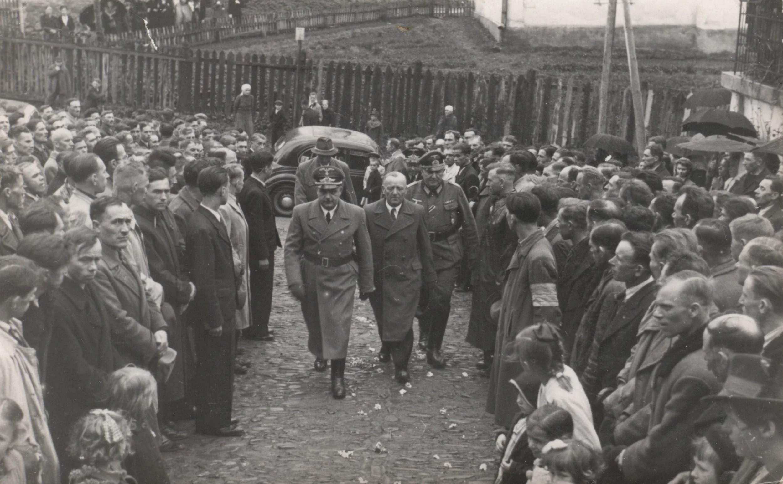 Hans Frank i Johann Anton Hofstetter wizytują pierwszych ukraińskich ochotników do SS "Galizien"