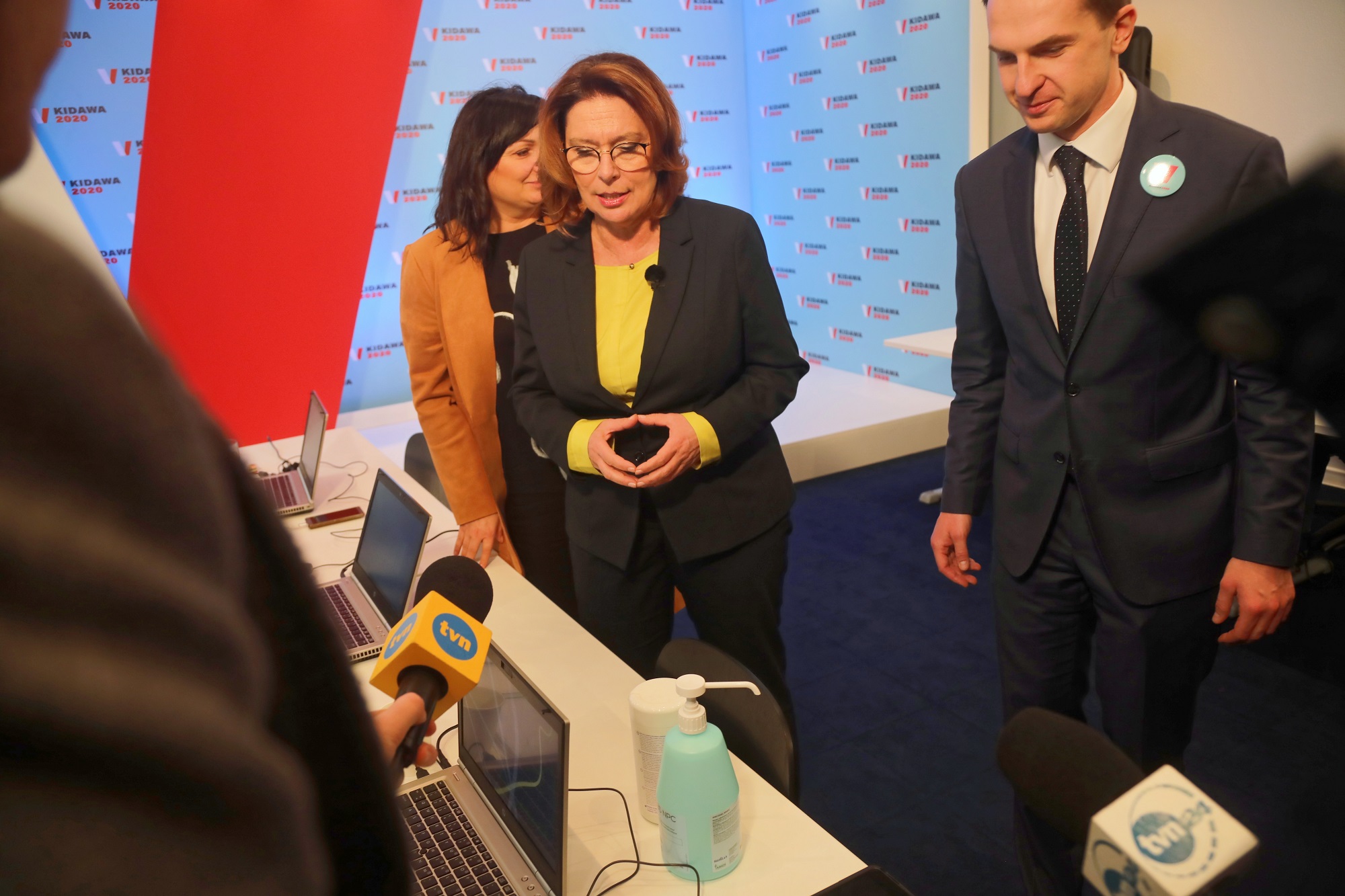 Wicemarszałek Sejmu, kandydatka KO na prezydenta Małgorzata Kidawa-Błońska (C), posłanka PO Monika Wielichowska (L) oraz przewodniczący Nowoczesnej Adam Szłapka (P) podczas konferencji prasowej,