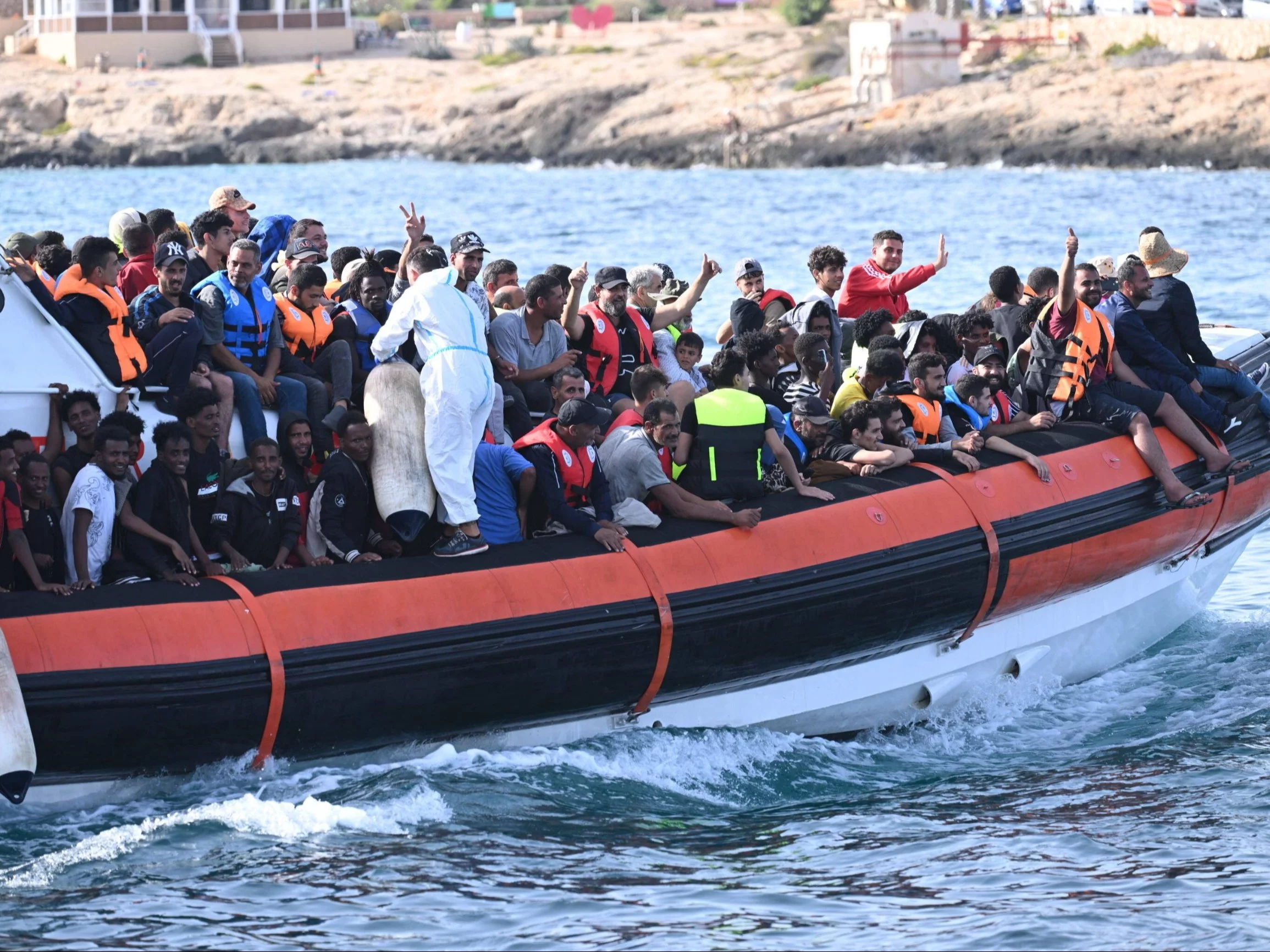 Nielegalni imigranci płyną do Włoch