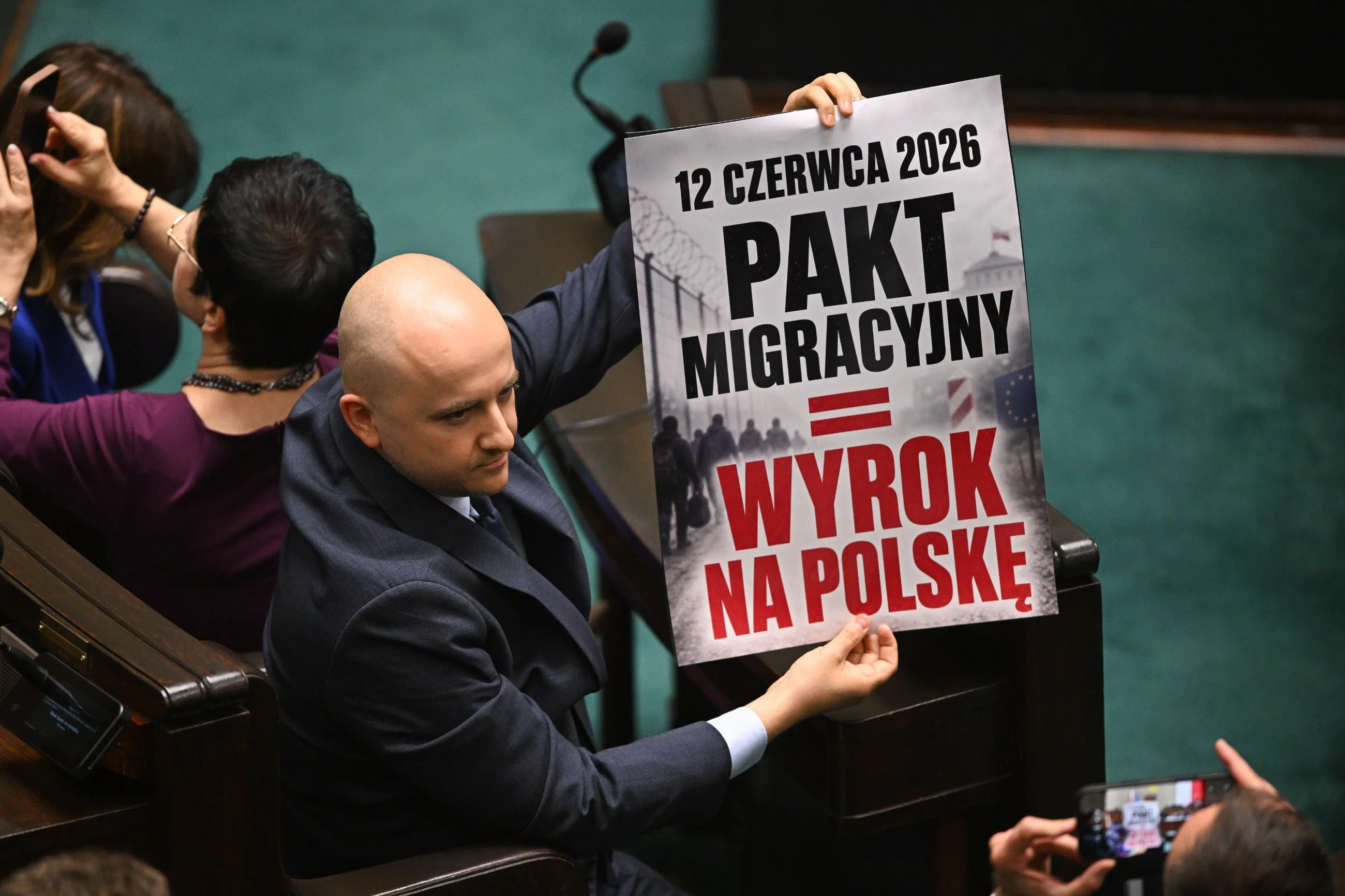 Dariusz Matecki ostrzega przed paktem migracyjnym
