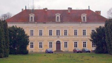 Pałac w Konarzewie, fasada frontowa