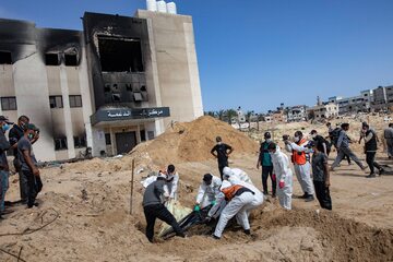 Palestyńska Obrona Cywilna wydobywa ciała z masowego grobu w szpitalu Nassera w Khan Yunis