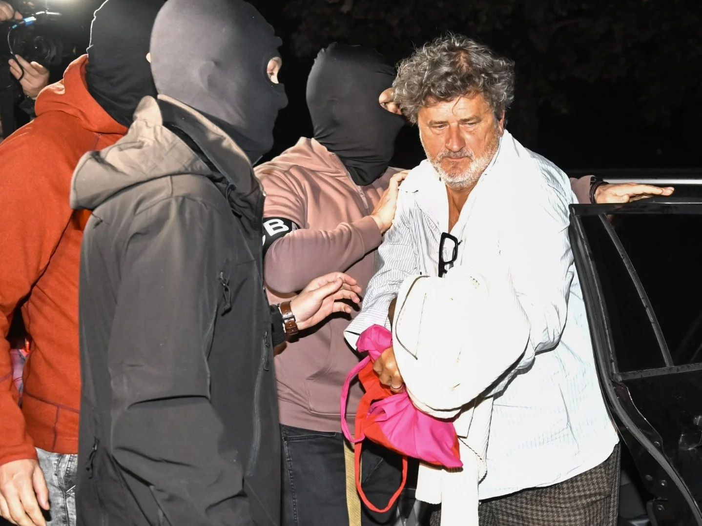 Były poseł Janusz Palikot (P) doprowadzany przez funkcjonariuszy CBA na przesłuchanie