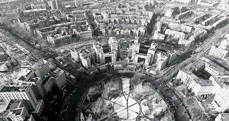 Centralny plac Charkowa zyskał kształt silnika z paskiem klinowym