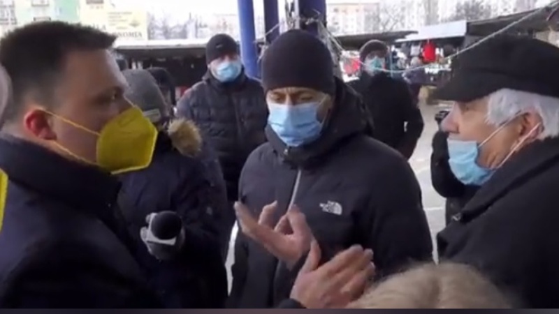 Szymon Hołownia dyskutuje z wyborcami