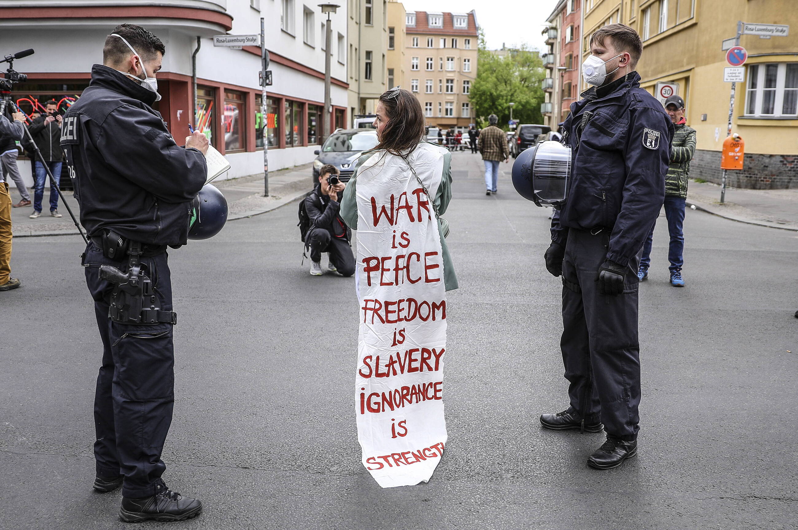 Protest przeciwko segregacji sanitarnej i rządowym restrykcjom. Berlin 25.04.2020