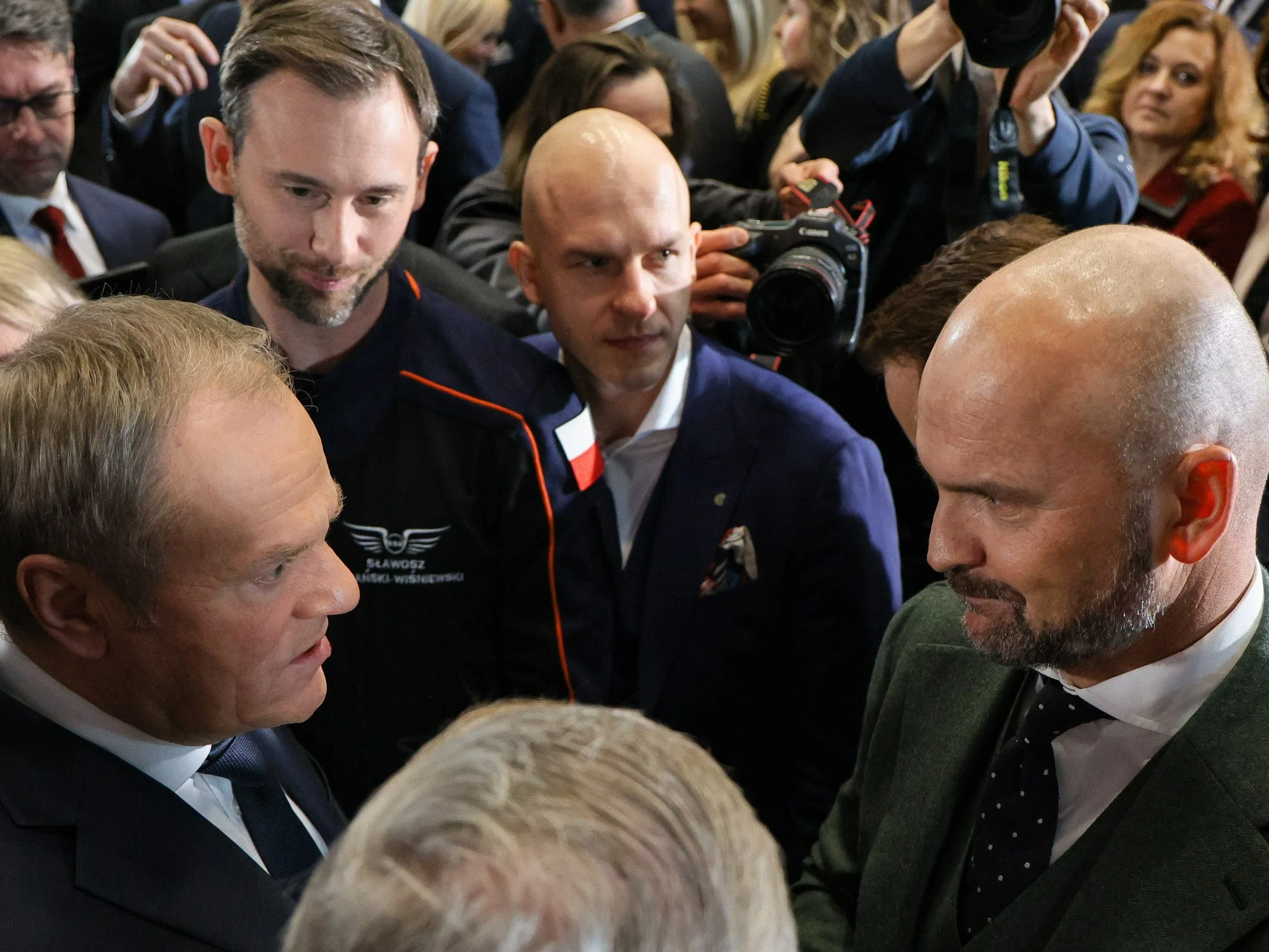 Premier Donald Tusk (L), astronauta Sławosz Uznański-Wiśniewski (2L) oraz przedsiębiorca Rafał Brzoska (P) podczas wydarzenia "Polska. Rok przełomu"