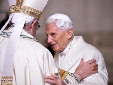 Papież Franciszek i emerytowany papież Benedykt XVI