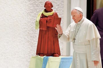 Papież Franciszek i figura Marcina Lutra