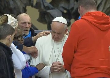 Papież Franciszek podczas modlitwy z ubogimi i bezdomnymi