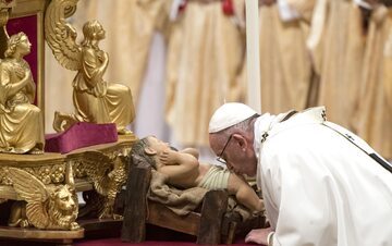 Papież Franciszek podczas Pasterki w bazylice św. Piotra w Rzymie.